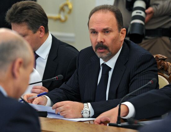 Vladimir Putin chairs meeting with Government members