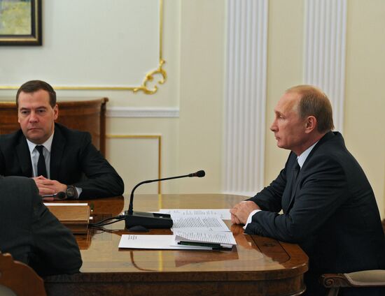Vladimir Putin chairs meeting with Government members