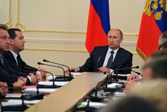 Vladimir Putin chairs meeting with Government members