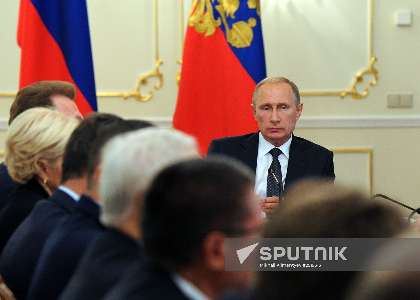 Vladimir Putin chairs meeting with Government members