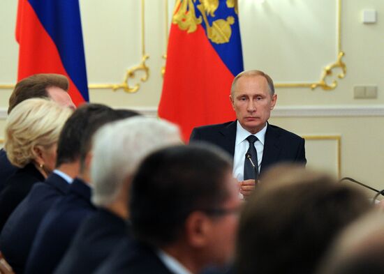 Vladimir Putin chairs meeting with Government members