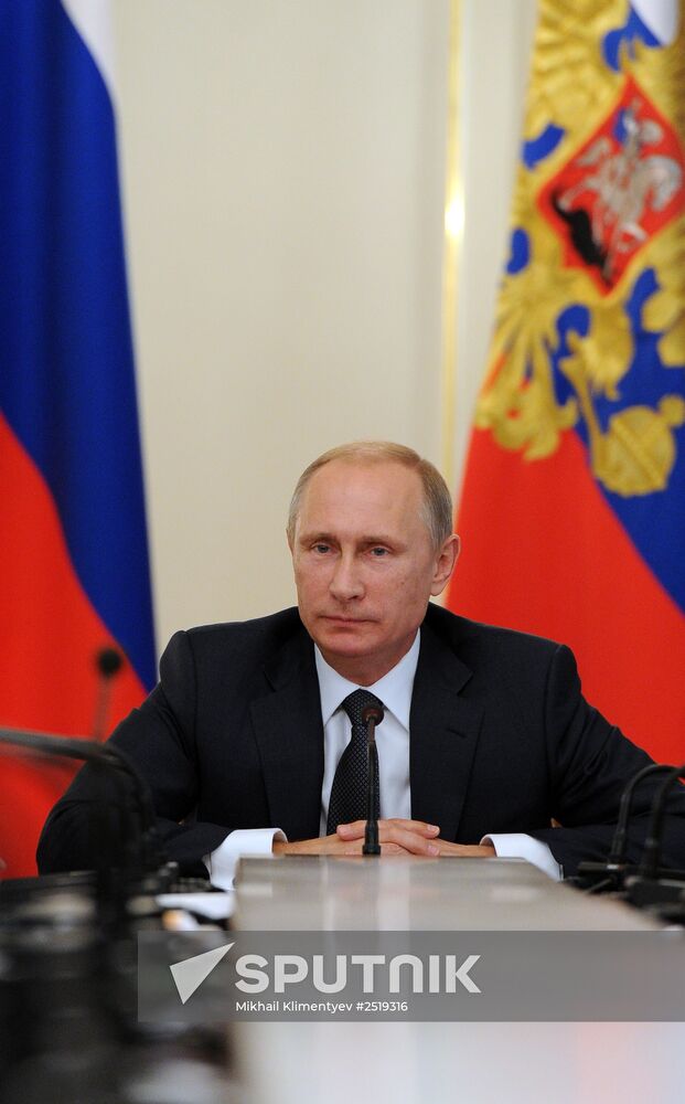 Vladimir Putin chairs meeting with Government members
