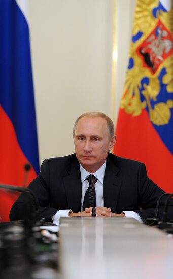 Vladimir Putin chairs meeting with Government members