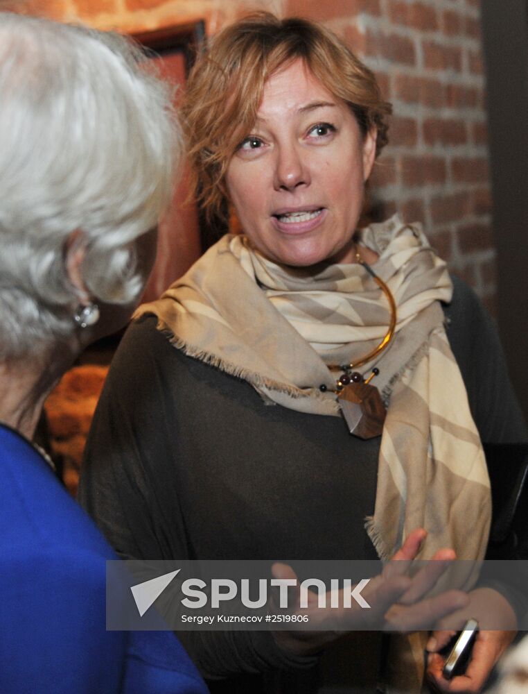 Informal party "Shakespeare During Plaque" marks opening of new theater season
