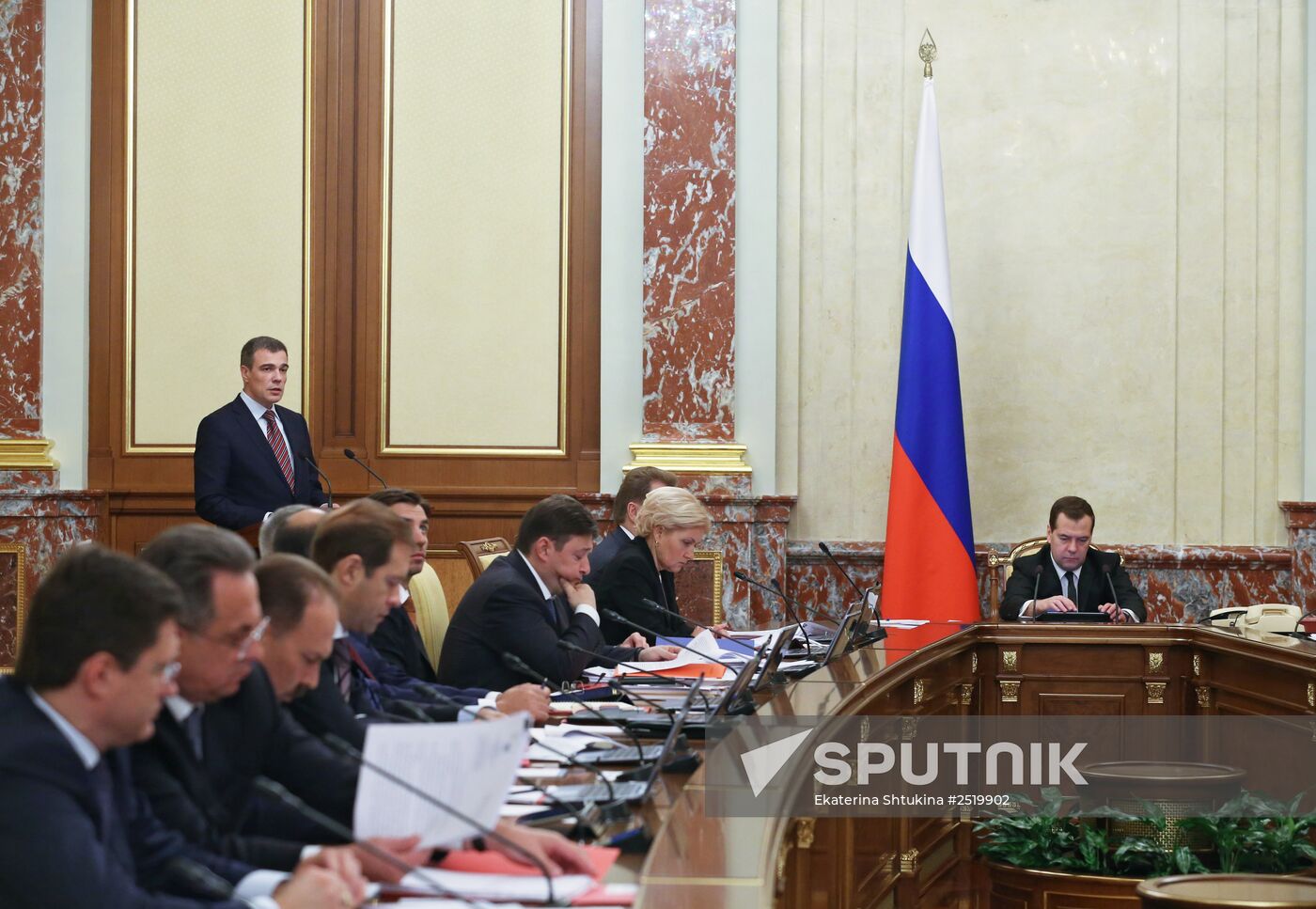 Dmitry Medvedev chairs Government meeting