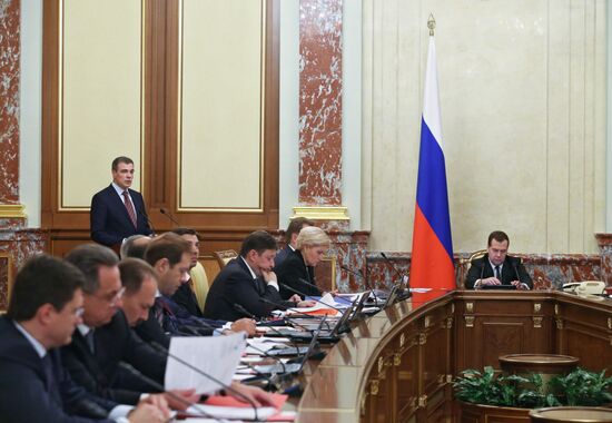 Dmitry Medvedev chairs Government meeting