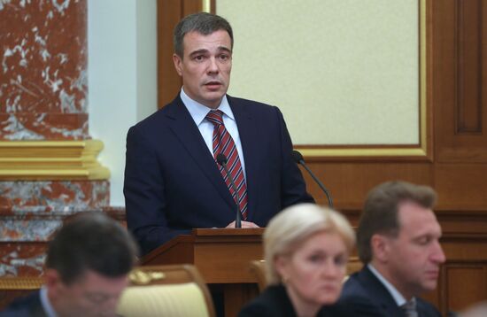 Dmitry Medvedev chairs Government meeting