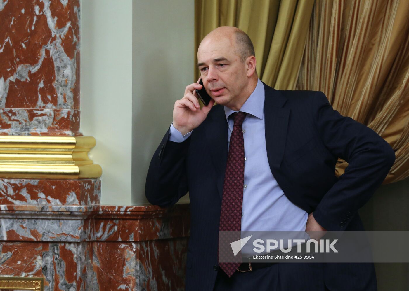 Dmitry Medvedev chairs Government meeting