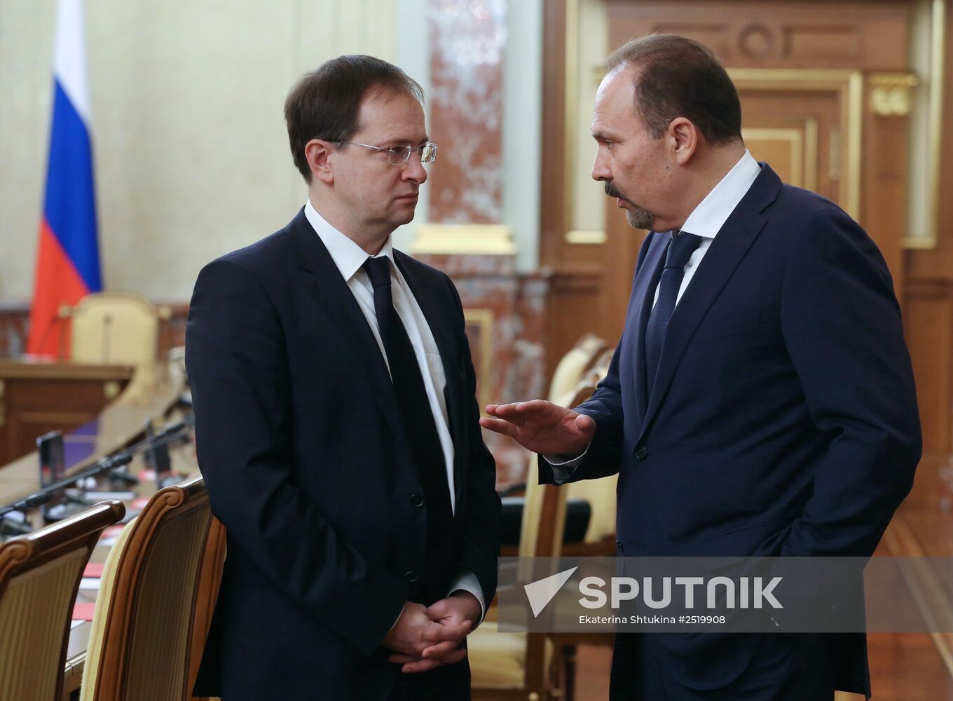 Dmitry Medvedev chairs Government meeting