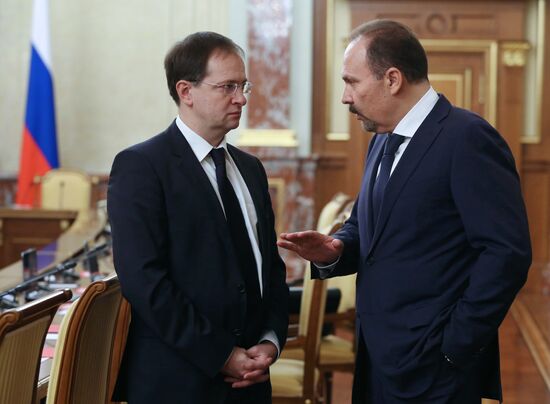 Dmitry Medvedev chairs Government meeting