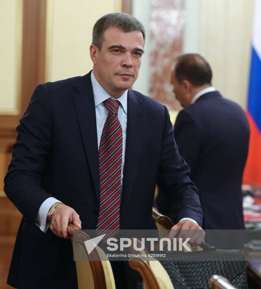 Dmitry Medvedev chairs Government meeting