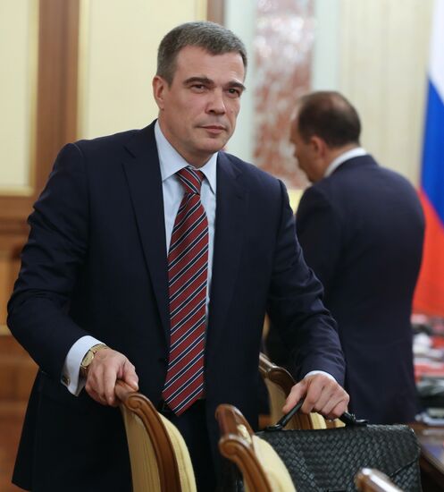Dmitry Medvedev chairs Government meeting