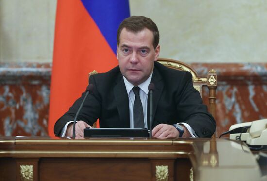 Dmitry Medvedev chairs Government meeting