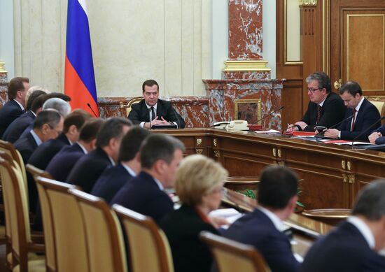 Dmitry Medvedev chairs Government meeting