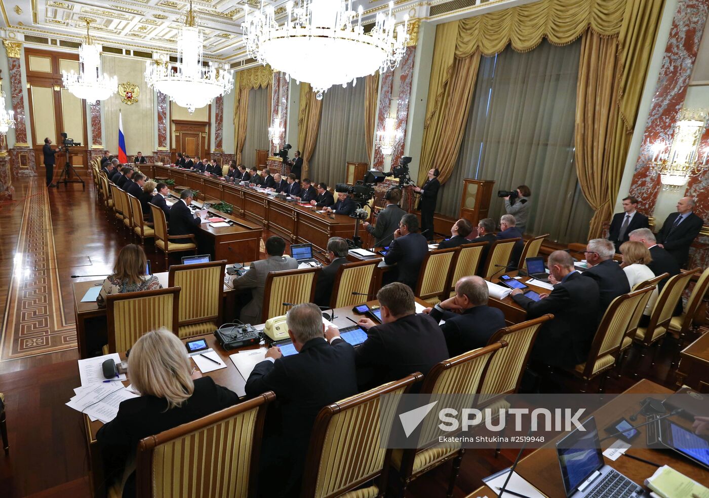 Dmitry Medvedev chairs Government meeting