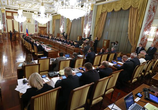 Dmitry Medvedev chairs Government meeting