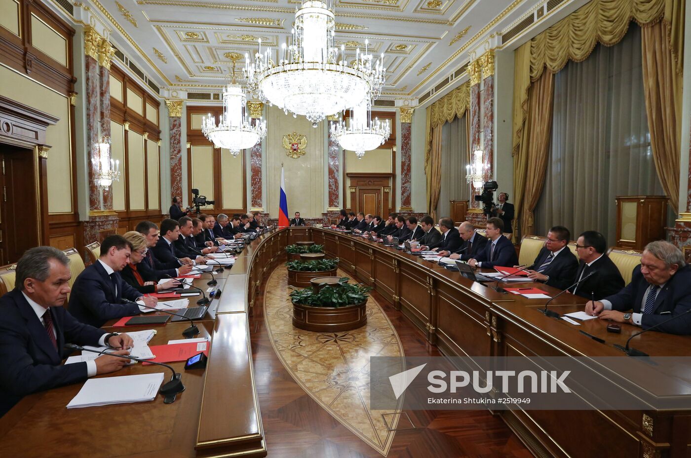 Dmitry Medvedev chairs Government meeting