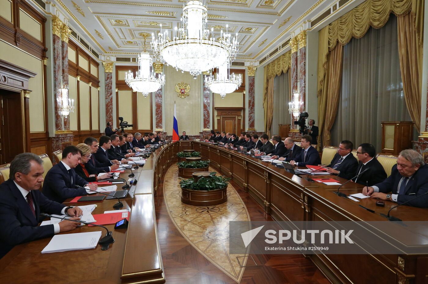 Dmitry Medvedev chairs Government meeting