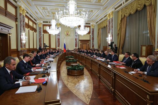Dmitry Medvedev chairs Government meeting