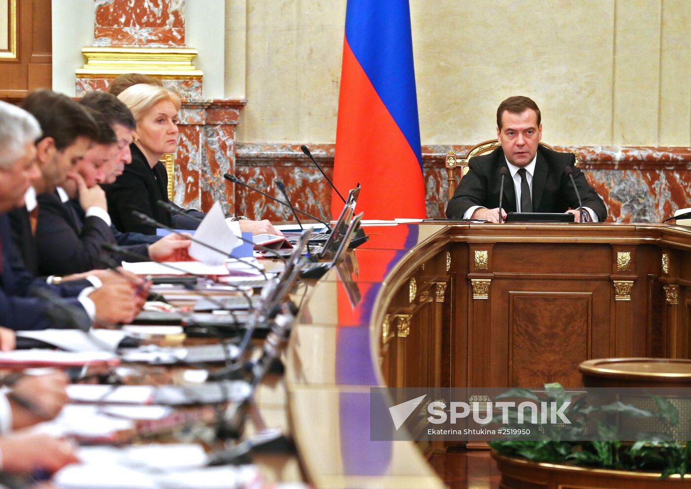 Dmitry Medvedev chairs Government meeting