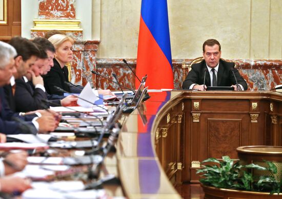 Dmitry Medvedev chairs Government meeting