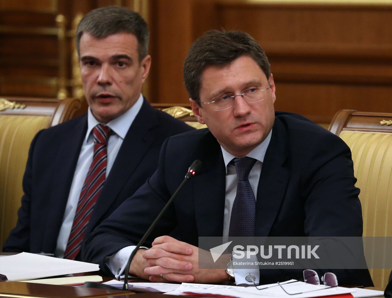 Dmitry Medvedev chairs Government meeting