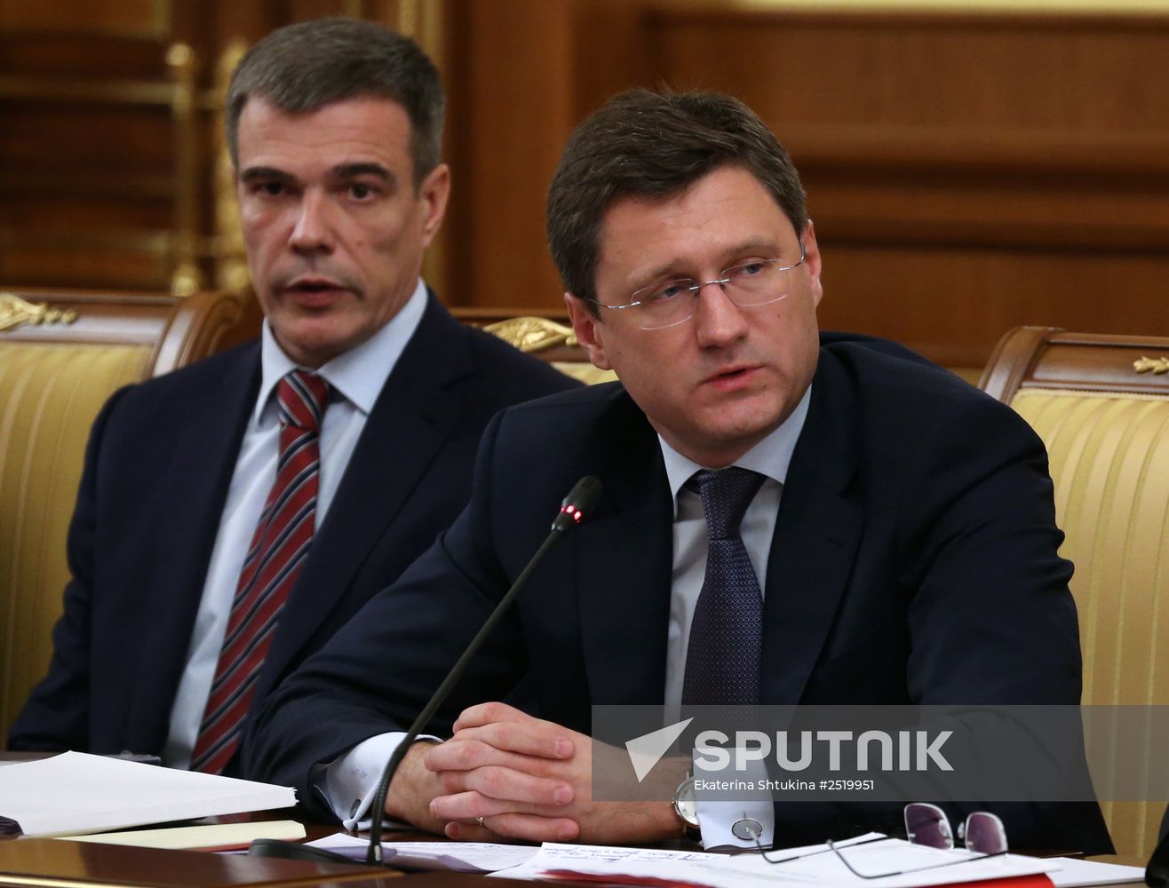 Dmitry Medvedev chairs Government meeting