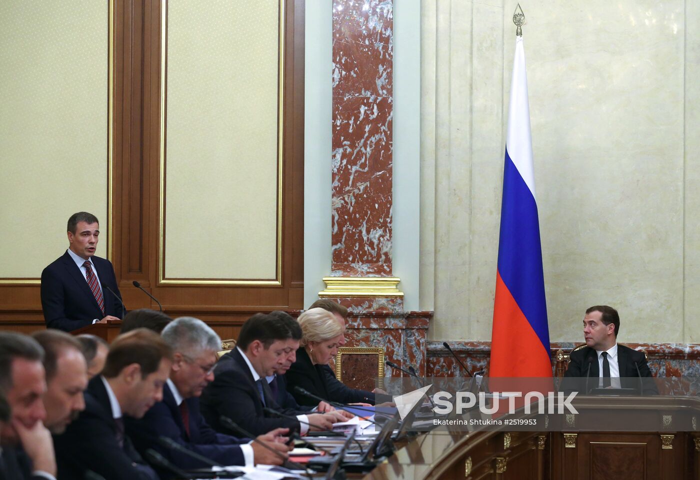 Dmitry Medvedev chairs Government meeting