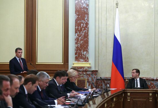 Dmitry Medvedev chairs Government meeting