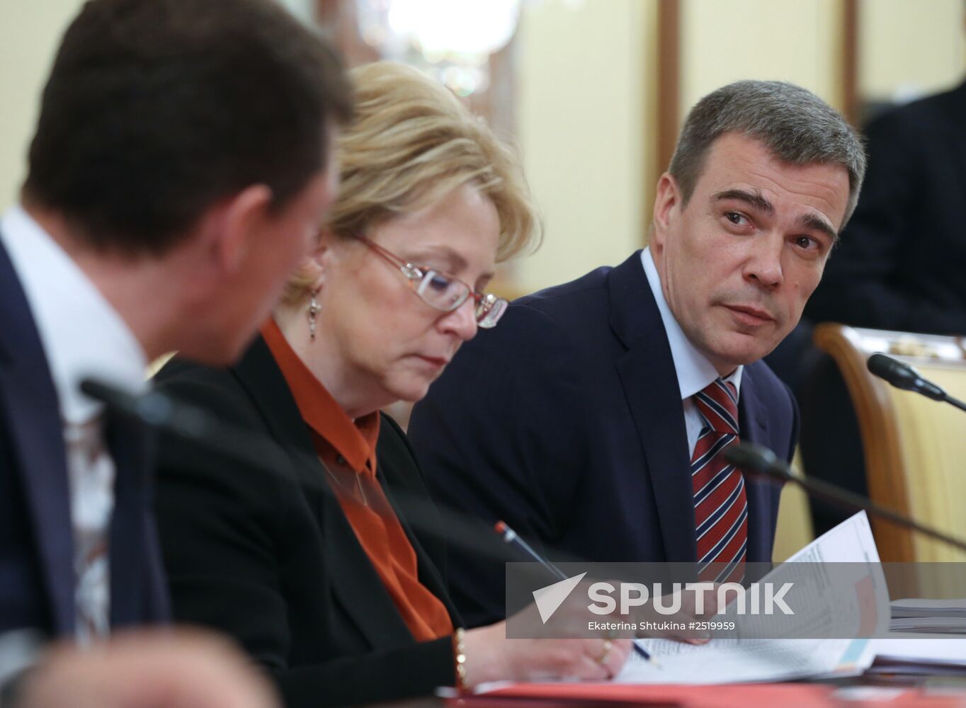 Dmitry Medvedev chairs Government meeting