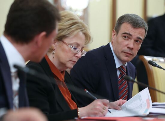 Dmitry Medvedev chairs Government meeting