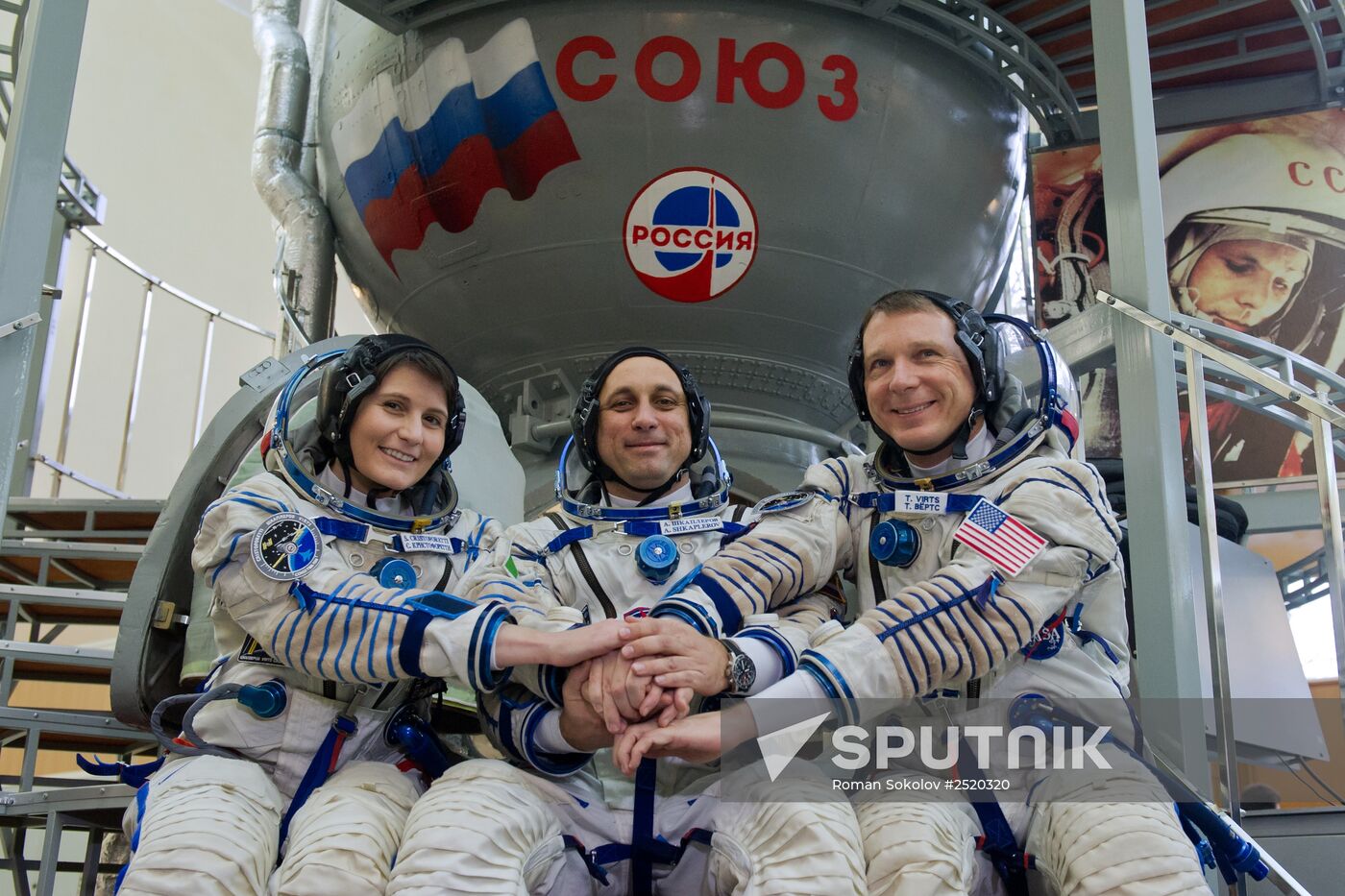 ISS 42/43 crew hold mission integrated training