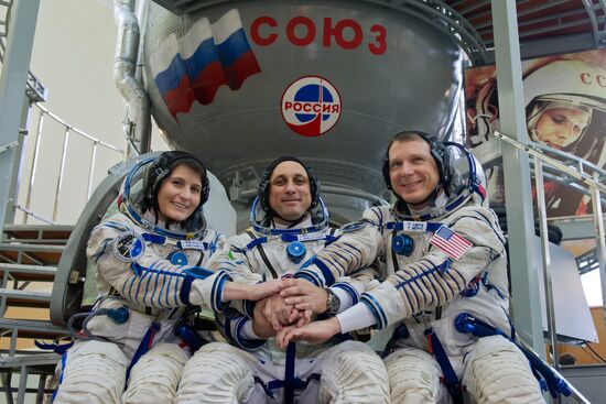 ISS 42/43 crew hold mission integrated training