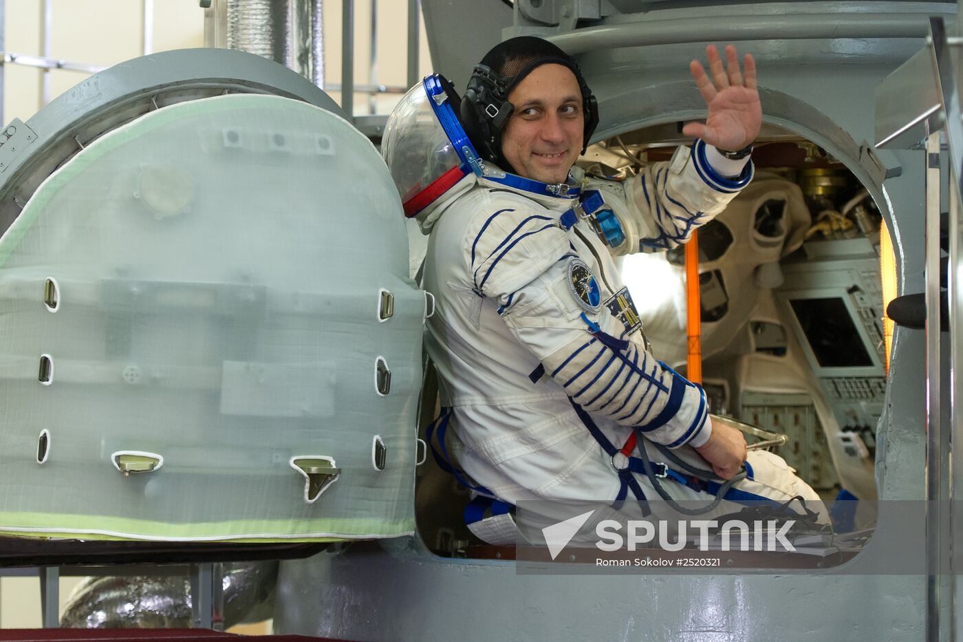ISS 42/43 crew hold mission integrated training