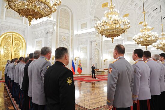 Vladimir Putin introduces senior officers in the Kremlin