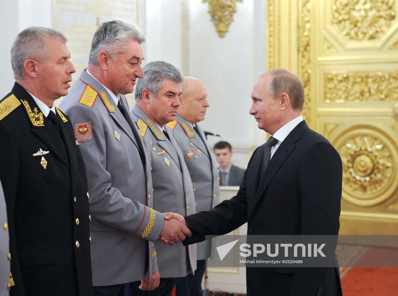 Vladimir Putin introduces senior officers in the Kremlin