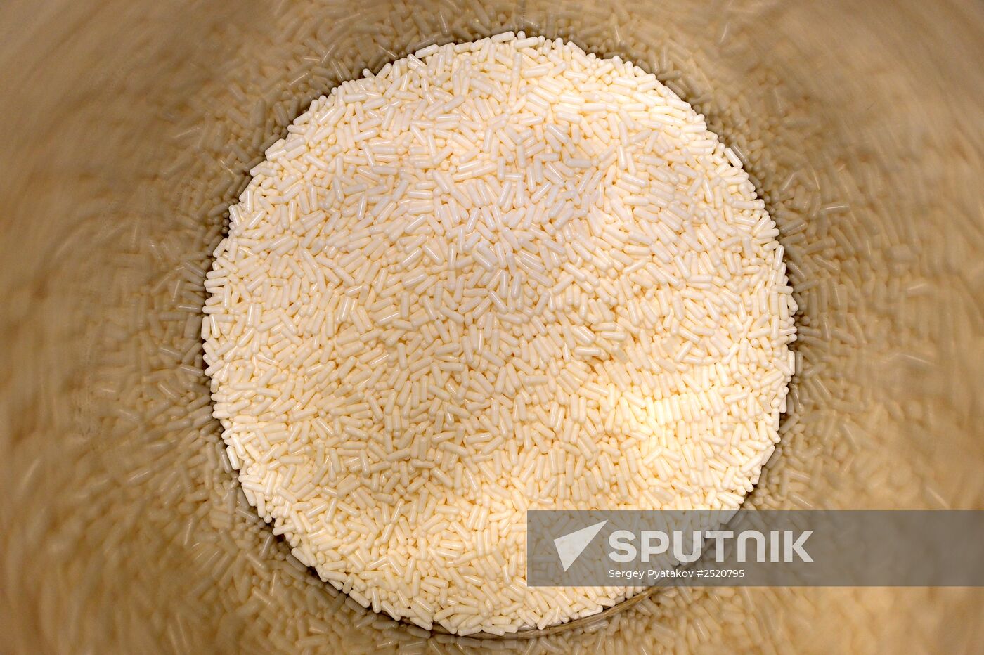 A container with empty capsules at operation section No. 1 at the Rafarma pharmaceutical company in the Lipetsk Region. Location: Russia, Lipetsk Region. Author: Sergey Pyatakov/Sputnik. Rafarma pharmaceutical company in Lipetsk Region