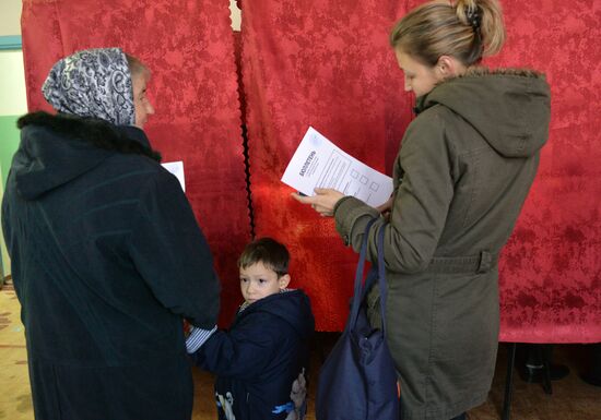 Elections for regional leader and parliament in Donetsk People's Republic