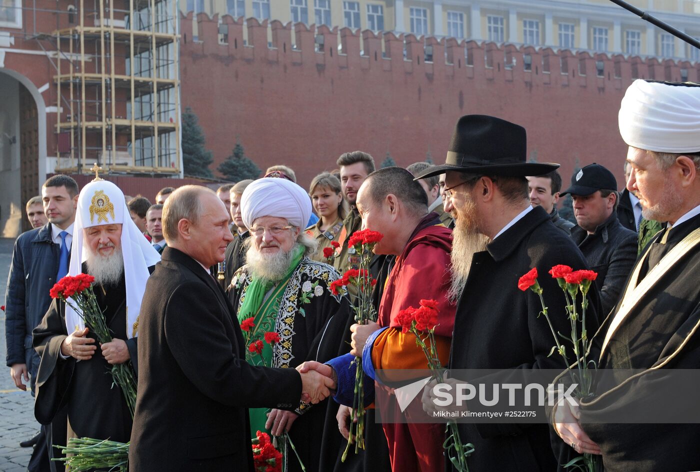 Vladimir Putin lays flowers at monument to Minin and Pozharsky on Red Square