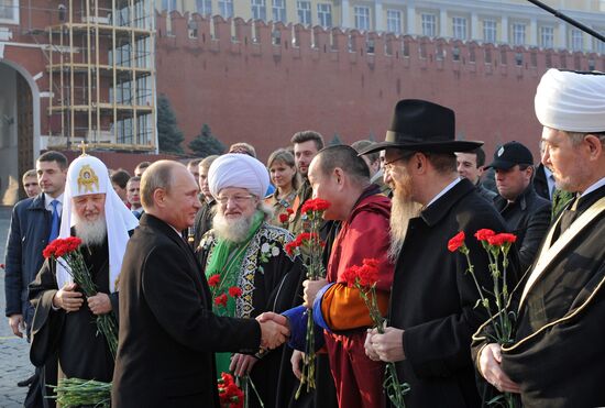 Vladimir Putin lays flowers at monument to Minin and Pozharsky on Red Square