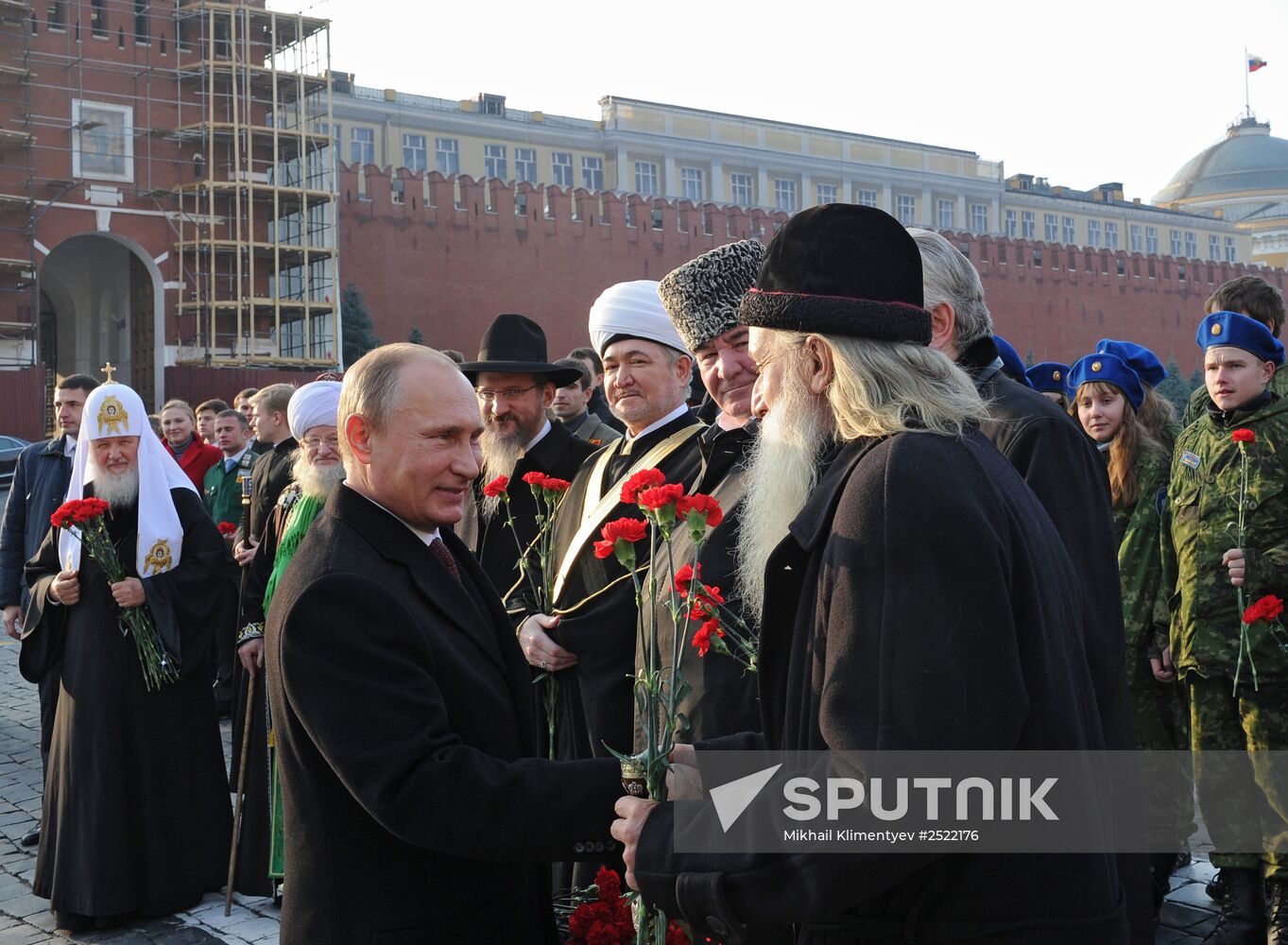 Vladimir Putin lays flowers at monument to Minin and Pozharsky on Red Square