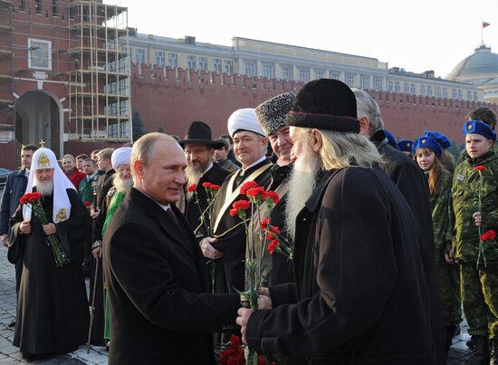 Vladimir Putin lays flowers at monument to Minin and Pozharsky on Red Square