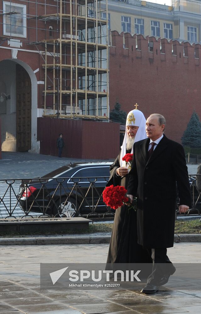 Vladimir Putin lays flowers at monument to Minin and Pozharsky on Red Square