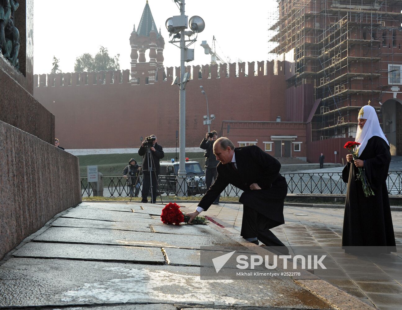 Vladimir Putin lays flowers at monument to Minin and Pozharsky on Red Square