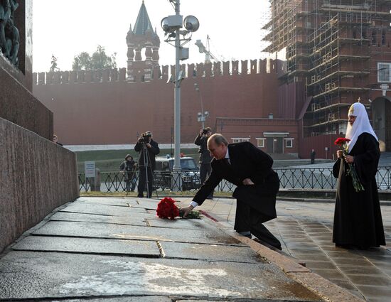 Vladimir Putin lays flowers at monument to Minin and Pozharsky on Red Square