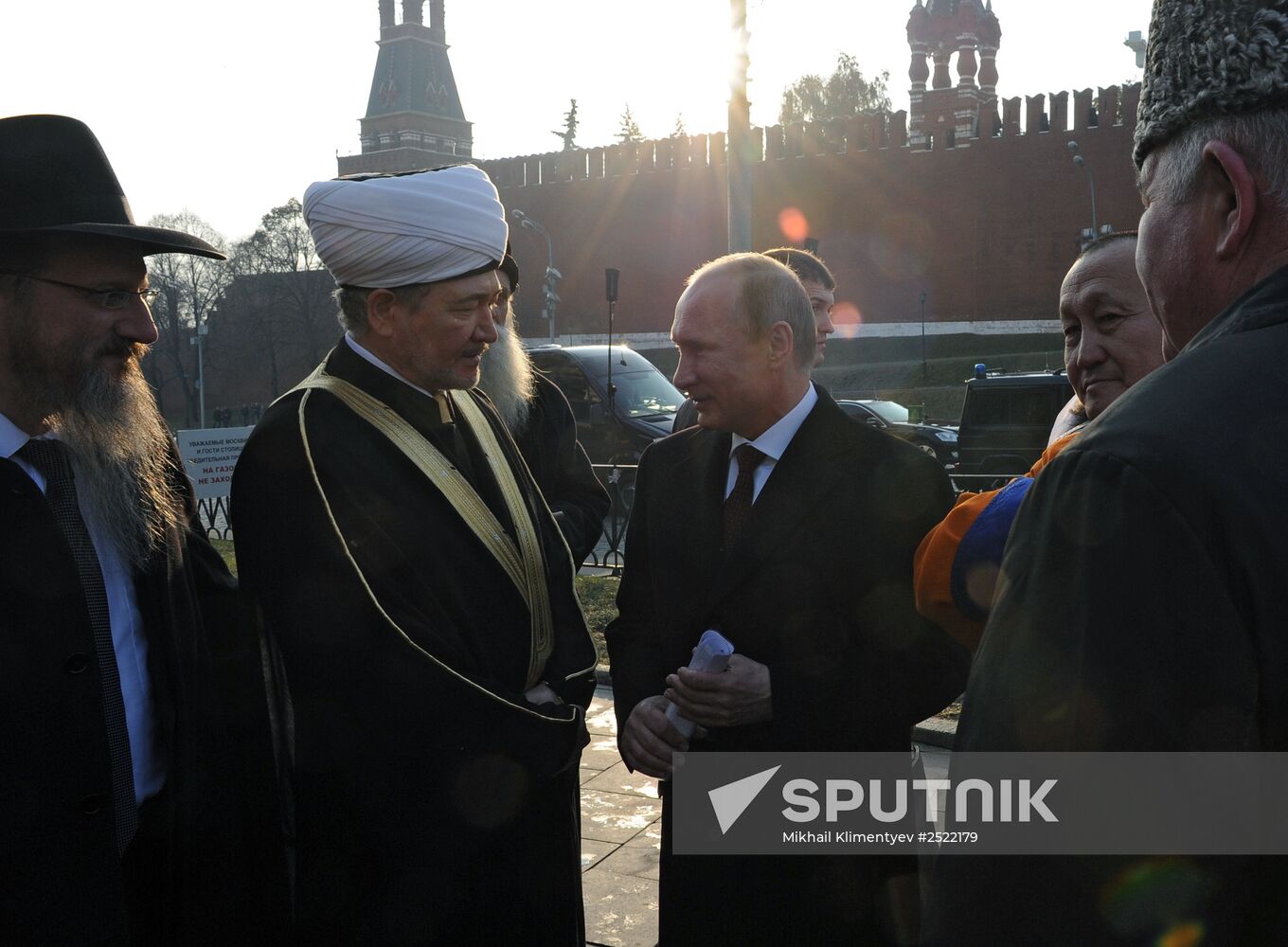 Vladimir Putin lays flowers at monument to Minin and Pozharsky on Red Square