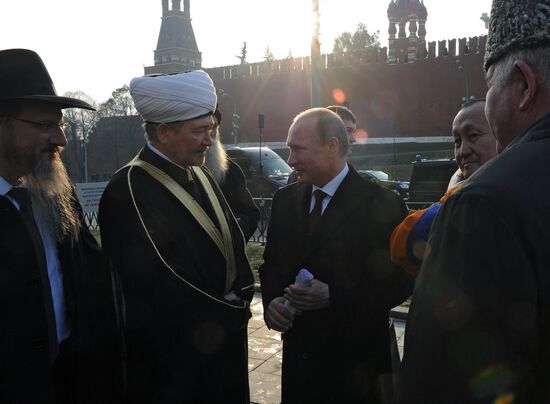 Vladimir Putin lays flowers at monument to Minin and Pozharsky on Red Square