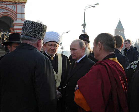 Vladimir Putin lays flowers at monument to Minin and Pozharsky on Red Square