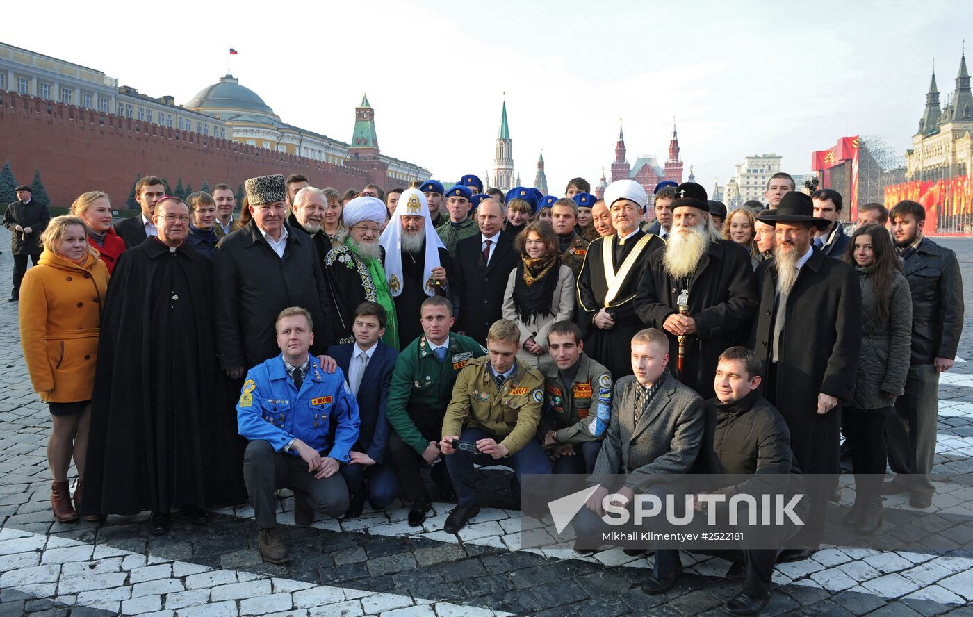 Vladimir Putin lays flowers at monument to Minin and Pozharsky on Red Square