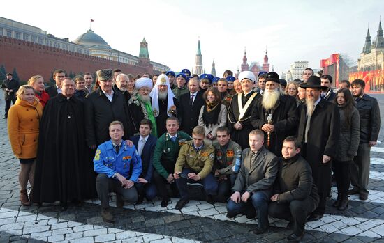 Vladimir Putin lays flowers at monument to Minin and Pozharsky on Red Square